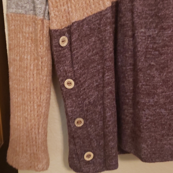 Color Block Top - Picture 2 of 4